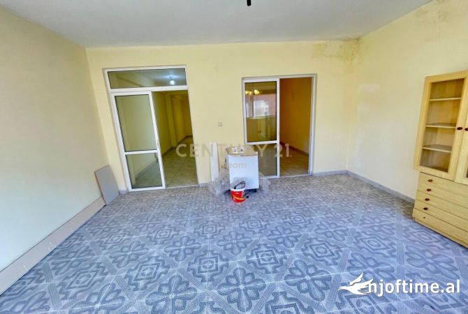 Shtepi ne shitje Apartament ne Tirane, 2+1, Mobilimi Bosh, pa mobiluar, Pagesa 260,000  Euro.