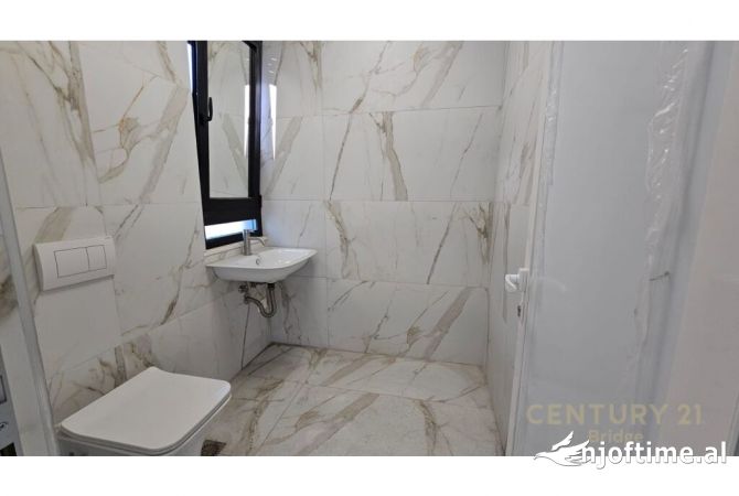 JEPET ME QIRA AMBIENT KOMERCIAL PRANE TEG 2,500 Euro /Muaj