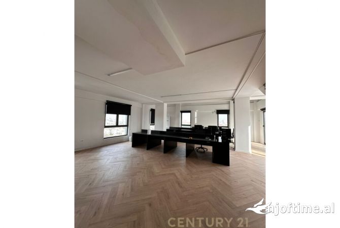 JEPET ME QIRA AMBIENT DUPLEX PER ZYRA TEK BULEVARDI I RI ! 3,000 Euro /Muaj