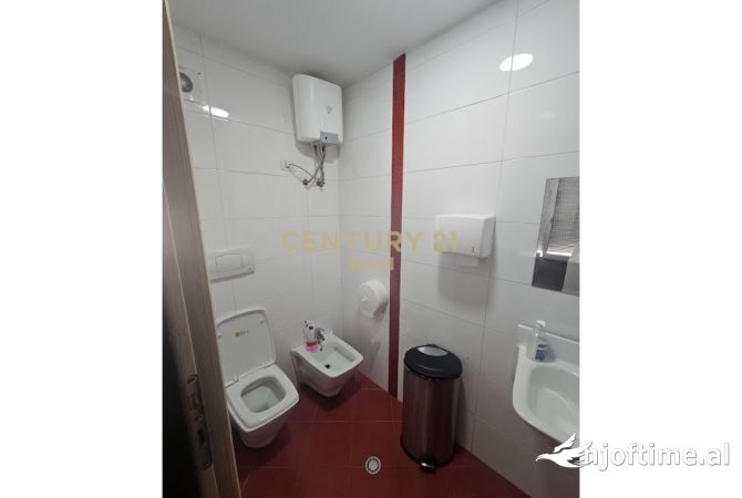 ISH BLLOKU AMBIENT ZYRASH ME QIRA !! 3,150 Euro /Muaj