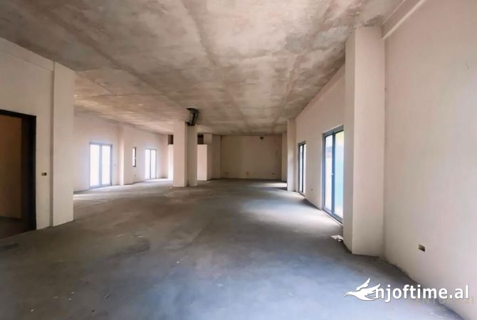 Ambient komercial per qira tek Rruga e Sales !