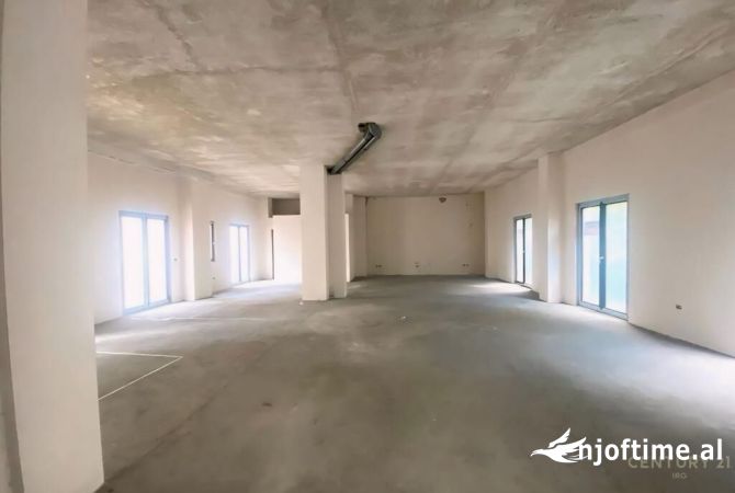Ambient biznesi me qera 3+1 ne Tirane - 3,100 Euro