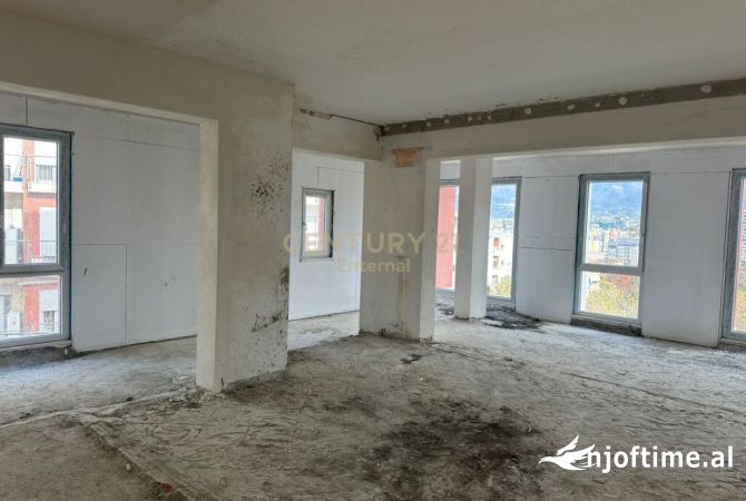 Shtepi ne shitje Vila Luksoze ne Tirane, 7+1, Mobilimi Bosh, pa mobiluar, Pagesa 1,700,000  Euro.