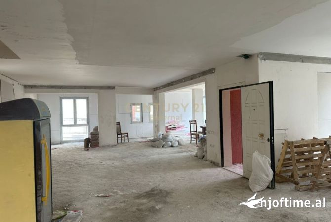 Shtepi ne shitje Vila Luksoze ne Tirane, 7+1, Mobilimi Bosh, pa mobiluar, Pagesa 1,700,000  Euro.