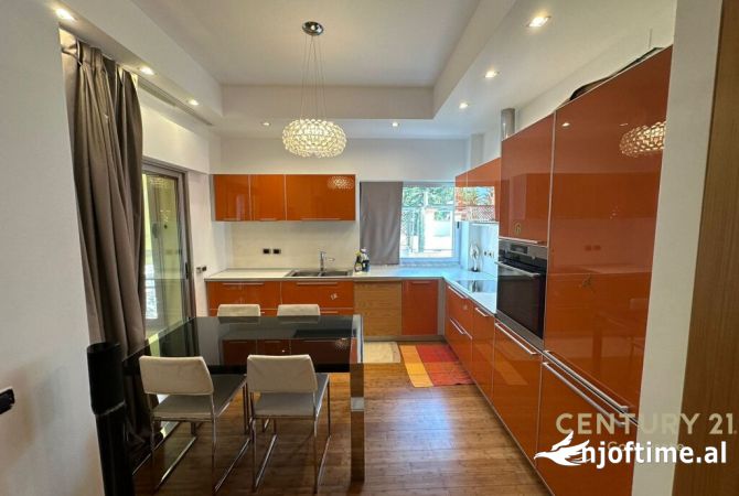 Shtepi ne shitje Apartament ne Tirane, 3+1, Mobilimi E mobiluar, Pagesa 400,000  Euro.