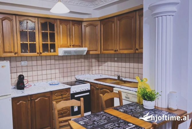 Shtepi me qera Apartament ne Tirane, 1+1, Mobilimi E mobiluar, Pagesa 580  Euro.