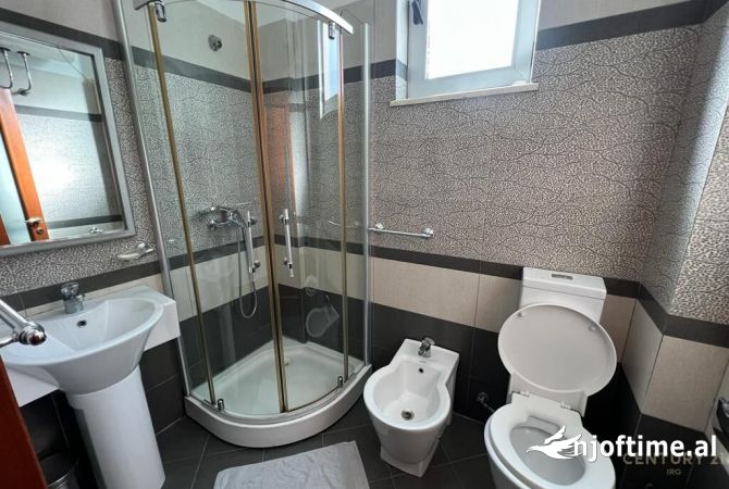 Shtepi me qera Vila Luksoze ne Tirane, 3+1, Mobilimi E mobiluar, Pagesa 900  Euro.