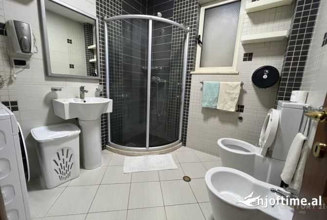 Shtepi me qera Vila Luksoze ne Tirane, 3+1, Mobilimi E mobiluar, Pagesa 900  Euro.