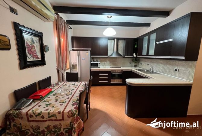 Shtepi me qera Vila Luksoze ne Tirane, 3+1, Mobilimi E mobiluar, Pagesa 900  Euro.