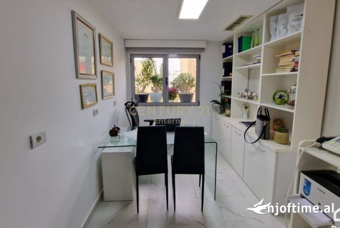 Shtepi ne shitje Apartament ne Tirane, 2+1, Mobilimi Pjeserisht e mobiluar, Pagesa 210,000  Euro.