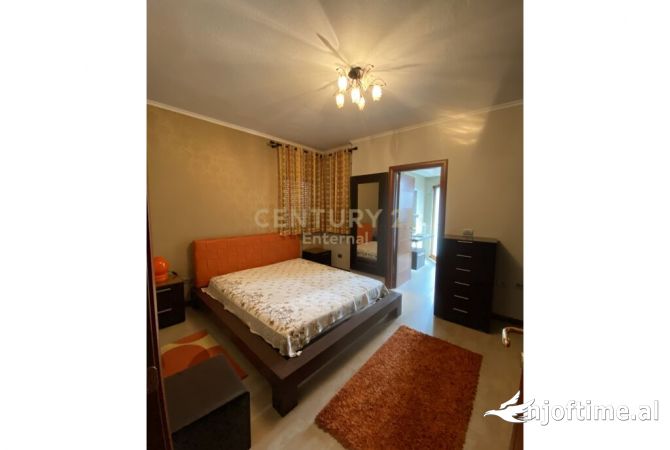 Shtepi me qera Apartament ne Tirane, 3+1, Mobilimi E mobiluar, Pagesa 1,000  Euro.