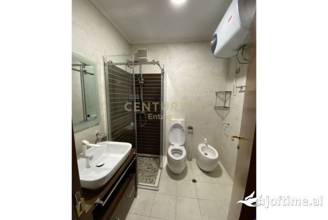 Shtepi me qera Apartament ne Tirane, 3+1, Mobilimi E mobiluar, Pagesa 1,000  Euro.