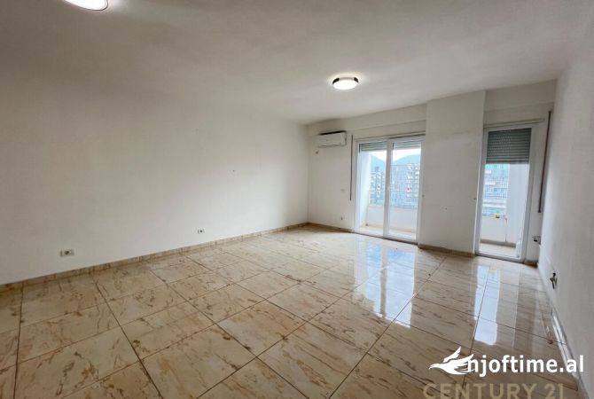 Ambient biznesi me qera 3+1 ne Tirane - 650 Euro
