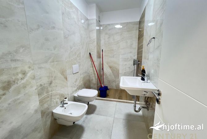 APARTAMENT I PERSHTATSHEM PER ZYRA ME POST PARKIMI TEK KOMUNA E PARISIT 650 Euro /Muaj