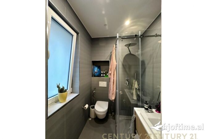 Shtepi me qera Apartament ne Tirane, 3+1, Mobilimi E mobiluar, Pagesa 2,500  Euro.