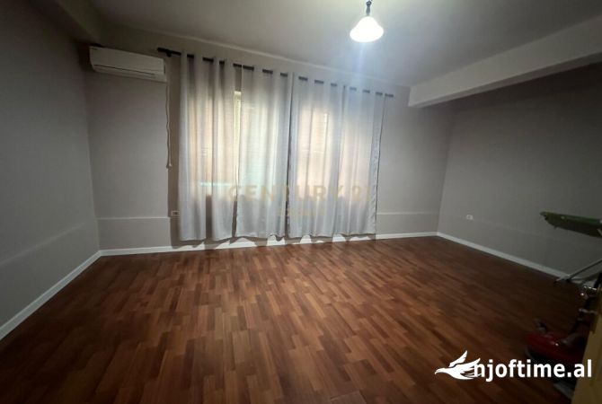 Shtepi me qera Apartament ne Tirane, 3+1, Mobilimi E mobiluar, Pagesa 800  Euro.