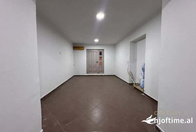 Ambient biznesi me qera 3+1 ne Tirane - 700 Euro
