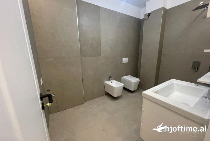 Shtepi ne shitje Duplex(shtepi me 2 kate) ne Tirane, 2+1, Mobilimi Bosh, pa mobiluar, Pagesa 170,000  Euro.