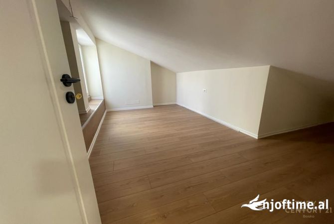 Shtepi ne shitje Duplex(shtepi me 2 kate) ne Tirane, 2+1, Mobilimi Bosh, pa mobiluar, Pagesa 170,000  Euro.