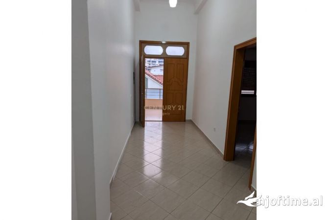 Shtepi me qera Apartament ne Tirane, 2+1, Mobilimi Bosh, pa mobiluar, Pagesa 500  Euro.