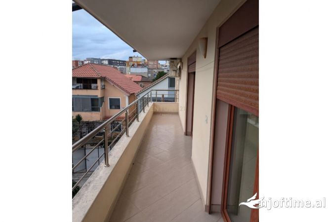 Shtepi me qera Apartament ne Tirane, 2+1, Mobilimi Bosh, pa mobiluar, Pagesa 500  Euro.