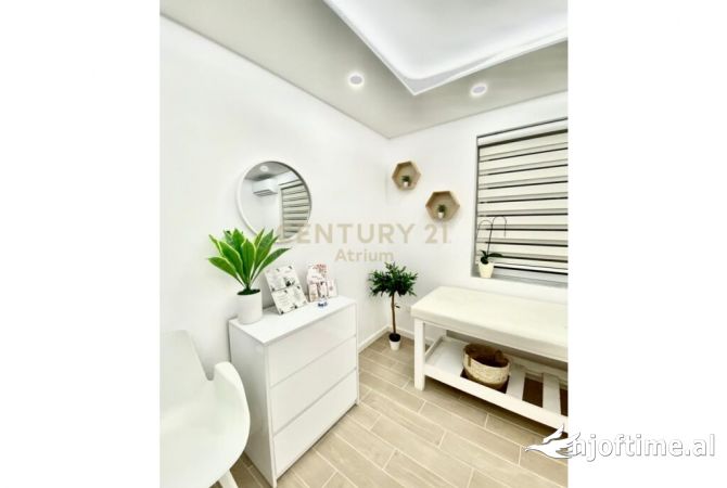 Jepet me qera per zyra/ klinika/ estetika tek kryqezimi i Vasil Shantos e mobiluar. 800 Euro /Muaj