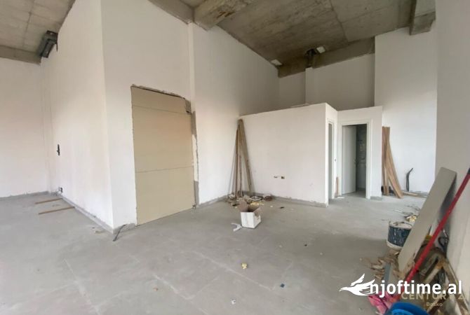 Ofrojme ambient komercial per qira prane Rruges Dritan Hoxha! 1,200 Euro /Muaj