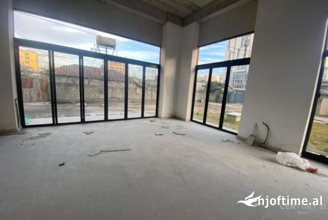 Ambient biznesi ne shitje 3+1 ne Tirane - 1,200 Euro