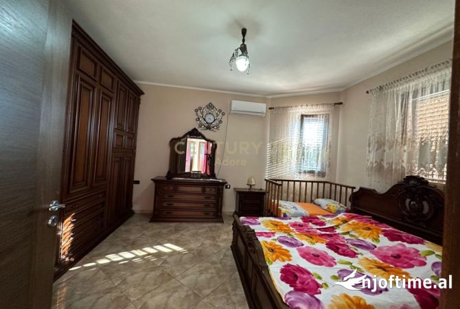 Shtepi me qera Vila Luksoze ne Tirane, 4+1, Mobilimi E mobiluar, Pagesa 800  Euro.