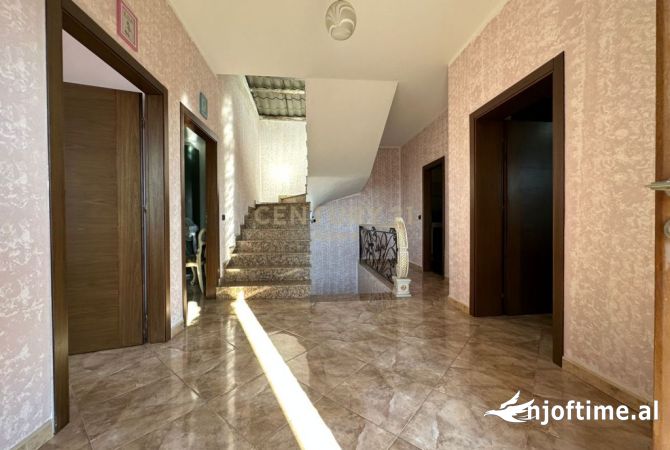 Shtepi me qera Vila Luksoze ne Tirane, 4+1, Mobilimi E mobiluar, Pagesa 800  Euro.