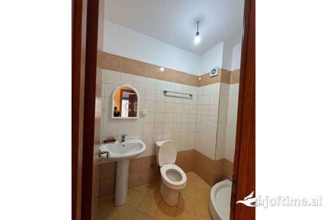 Shtepi me qera Apartament ne Tirane, 2+1, Mobilimi E mobiluar, Pagesa 400  Euro.