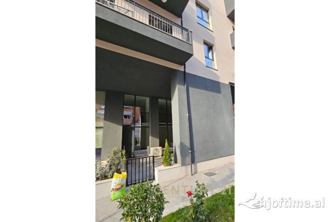 JEPET ME QIRA AMBIENT KOMERCIAL DUPLEX PRANE PAZARIT TE RI 1,000 Euro /Muaj