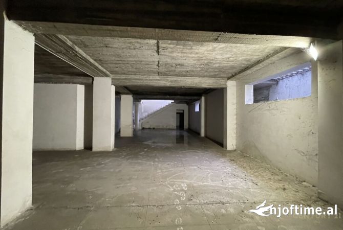 Godine 3 kateshe te mbikalimi i Komunes se Parisit 12,500 Euro /Muaj