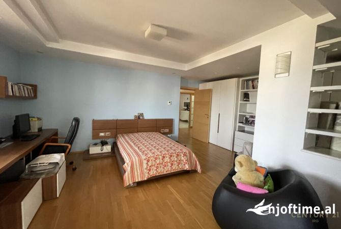 Shtepi me qera Apartament ne Tirane, 3+1, Mobilimi E mobiluar, Pagesa 2,500  Euro.