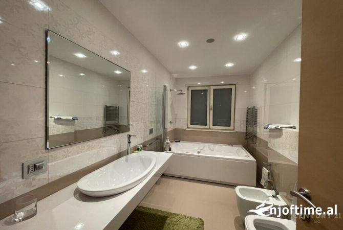 Shtepi me qera Apartament ne Tirane, 3+1, Mobilimi E mobiluar, Pagesa 2,500  Euro.