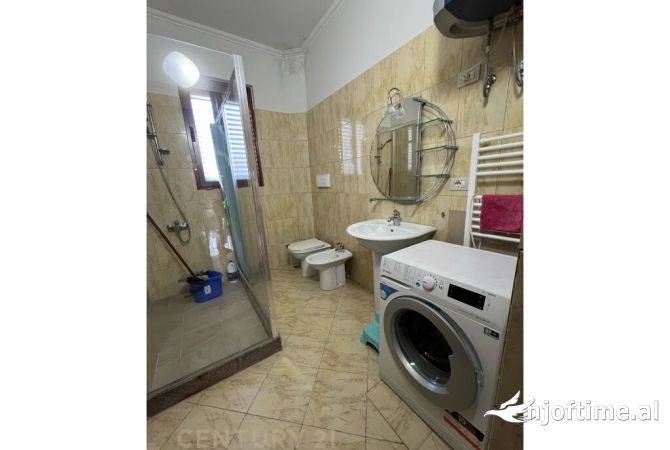 Shtepi me qera Apartament ne Tirane, 3+1, Mobilimi E mobiluar, Pagesa 600  Euro.
