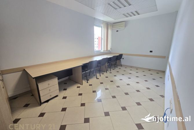 Ambient biznesi me qera 3+1 ne Tirane - 1,550 Euro