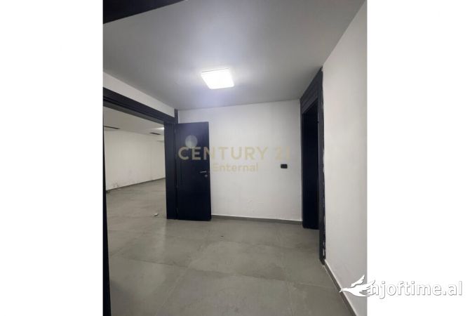 Ambient Komercial per qira tek Komuna e Parisit 5,882 Euro /Muaj