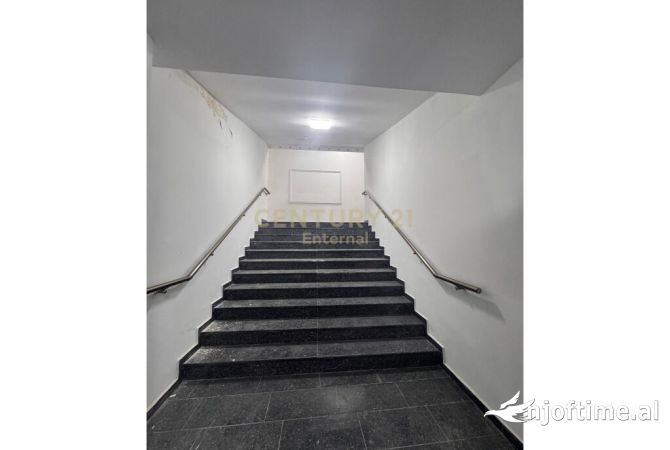 Ambient Komercial per qira tek Komuna e Parisit 5,882 Euro /Muaj