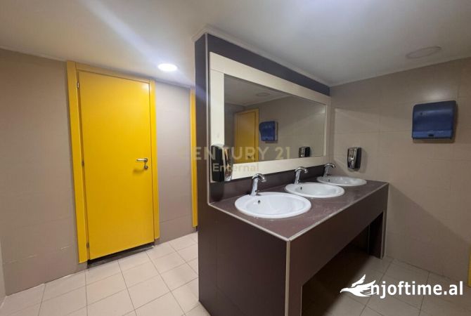 Ambient Komercial per qira tek Komuna e Parisit 5,882 Euro /Muaj