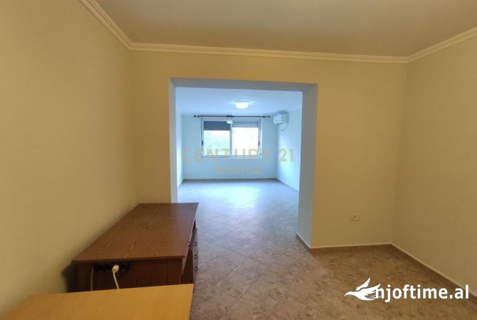 APARTAMENT PER QIRA PER ZYRA PRANE GJIMNAZIT PETRO NINI LUARASI 700 Euro /Muaj