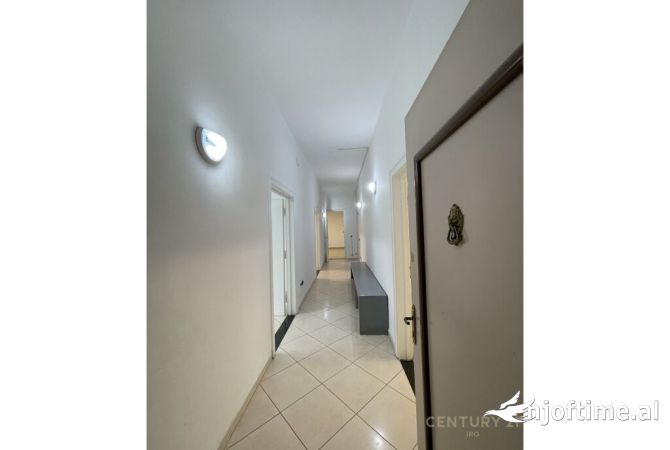 Ambient biznesi me qera 3+1 ne Tirane - 2,300 Euro