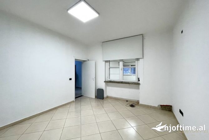 Ambient komercial ne Bllok 2,300 Euro /Muaj