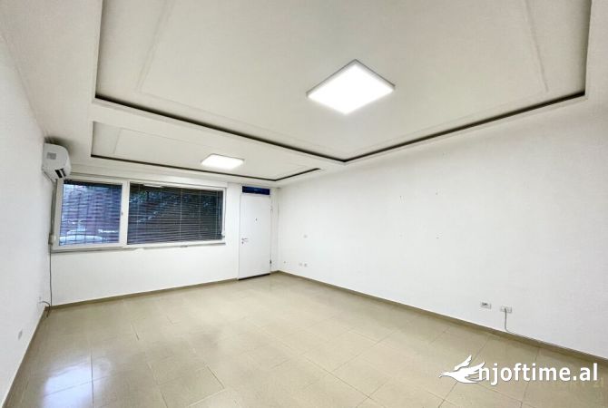 Ambient komercial ne Bllok 2,300 Euro /Muaj