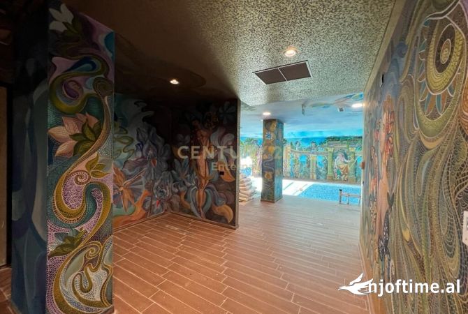 Ambient Komercial me pishine per qira tek 21 Dhjetori 4,000 Euro /Muaj