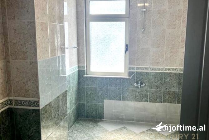 Ambient biznesi me qera 3+1 ne Tirane - 1,200 Euro