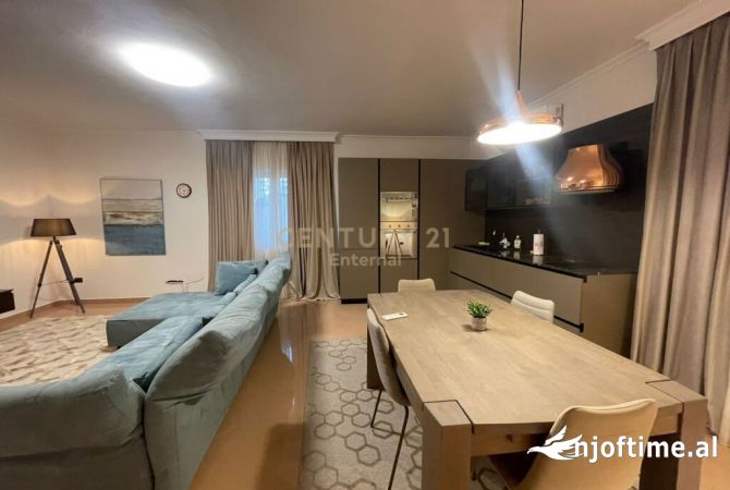 Shtepi me qera 7+1 ne Tirane - 3,500 Euro