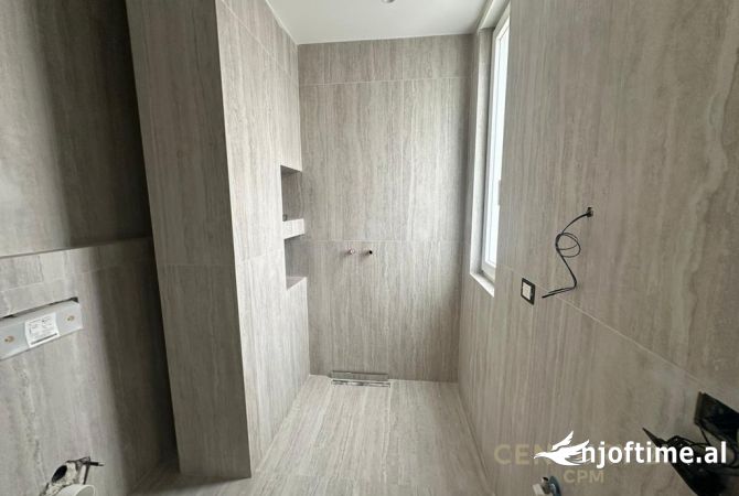 Shtepi ne shitje Apartament ne Tirane, 2+1, Mobilimi Bosh, pa mobiluar, Pagesa 299,000  Euro.