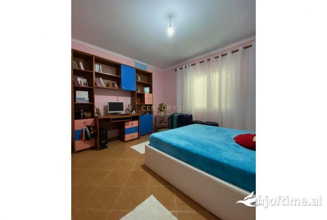 Shtepi me qera Duplex(shtepi me 2 kate) ne Tirane, 3+1, Mobilimi E mobiluar, Pagesa 700  Euro.