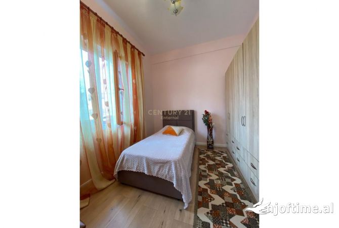 Shtepi me qera Duplex(shtepi me 2 kate) ne Tirane, 3+1, Mobilimi E mobiluar, Pagesa 700  Euro.